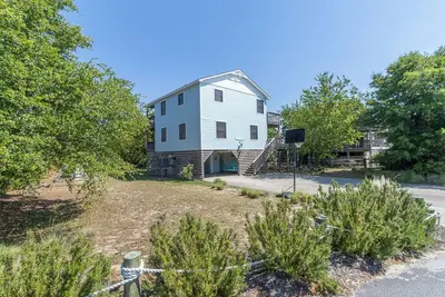 Pet-friendly oceanside home in Duck with hot tub!