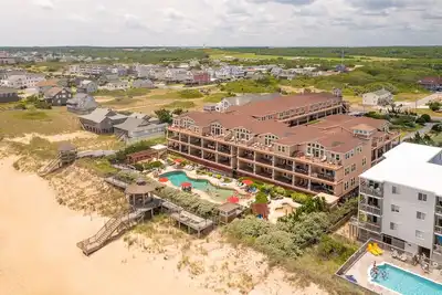 Image de Luxury condo steps to the sand with community indoor & outdoor pools and more!