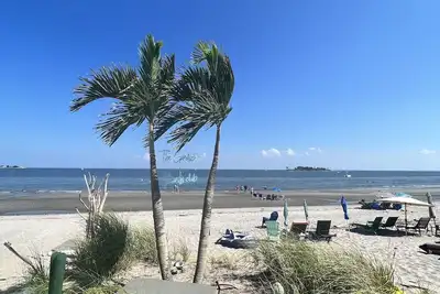 Image de New Stunning Oceanfront Escape for 10 on Private Sandy Beach