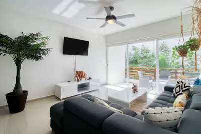 Image de Modern penthouse with open layout, rooftop pool, jetted tub, gym, W/D, & balcony