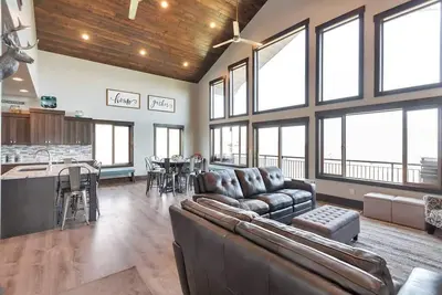 Image de 2 Bear Lake House - Stunning Views, Spa Onsite! (36 Guests)