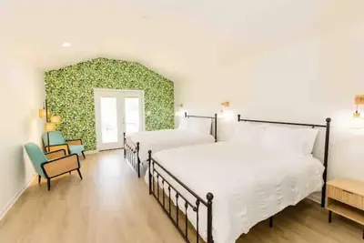 Image de Chic Lake Bungalow: 2 Queens, Deck, Lake Access