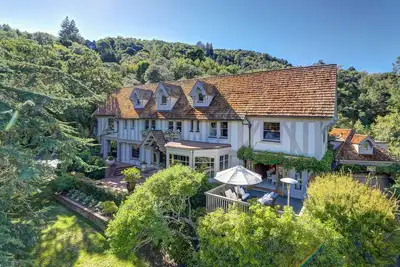 Image de Ross Estate: pool, spa, outdoor kitchen and fireplace, lush gardens and privacy