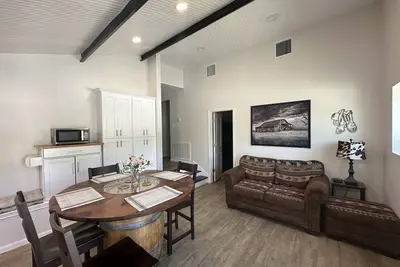 Image de Upscale garage - shop apartment near Sienna, Liberty