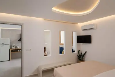 Beautiful Santorini Suite | Luxury Suite with Private Hot Tub | Elia