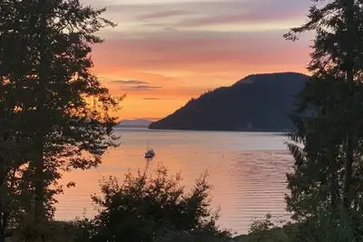 Image de Gorgeous waterfront vacation rental suite with stunning views.