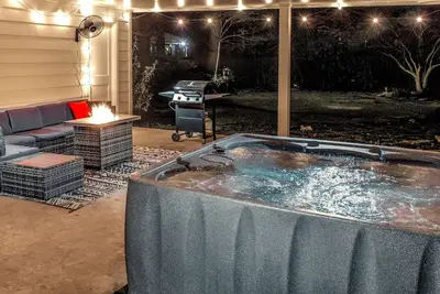 Image de Kirby House: Sleeps 16, King bed, Hot Tub, Game Rooms, Gym, Gated/Free Parking