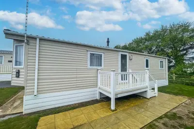 Image de Lovely caravan with side decking and free Wi-Fi at Broadland Sands ref 20016cf