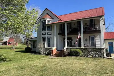 Image de Old Hardy Town - Large Victorian-Style 4 Bedroom Home - Near Spring River