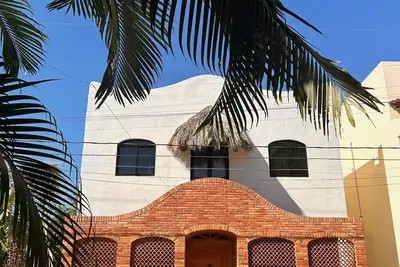 Image de Spacious tropical house with views. 8 minutes to the beach!