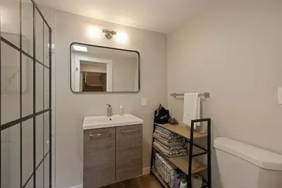 Image de Fully renovated sunlight basement Adu in Seward Park