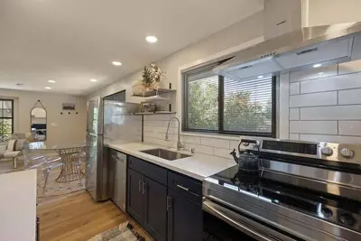 Image de Enjoy a 11-minute drive to T-Mobile Park from this Seattle property