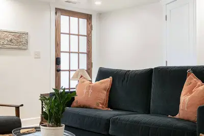 Image de Private Gem, quiet street in Andersonville -1 bedroom + sofa bed + easy parking