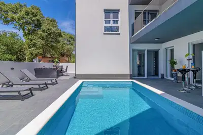 Image de Belle maison de 4 chambres à Liznjan