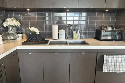 Image de 2-bedroom, 2-bathroom condo in stylish Yorkville. Parking & in-suite laundry Inc