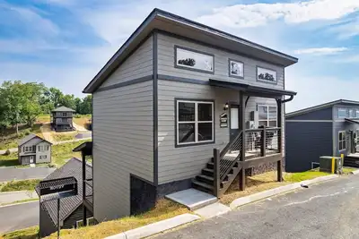 Image de Newly Built Cabin! Hot Tub! Foosball! 5 Mi to Pigeon Forge! Mountain Views!