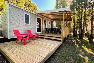 Image de Mobil Home Premium 6/8 Pers. - Climatisation - 35m2 - 3 chambres - vaste terrasse 6 à 8 personnes - 6 pers. inclus dans le tarif