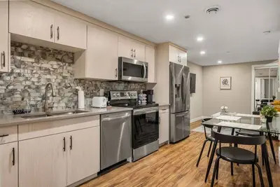 Image de Cozy & Comfortable 2 Bedroom Suite, Mins to Airport, Nw Calgary. .