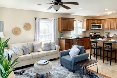 Image de Executive Apt, a short walk to Nyc train. King Bed. Free Parking. Central Ac.