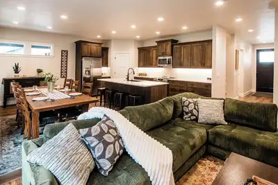 Image de Mountain Adventure Basecamp. . . close to lake, boat launch, and Tamarack