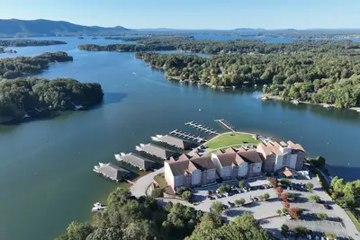 Image de Quiet two-bedroom ground level end unit condo on beautiful Smith Mountain Lake