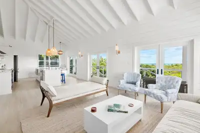 Image de New chic 2 Bed/2Bath w/ Ocean Views. Prime Location minutes to Beaches & Town.