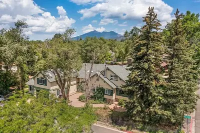 Image de Dt Flag | Epic Game Room | Hottub | Bbq | Fire Pit