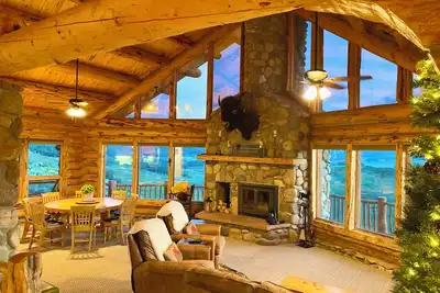 Image de Mountain home retreat with 180 degrees of stunning mountain + valley views!
