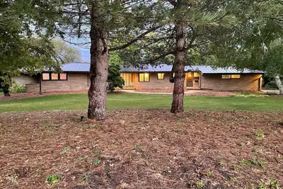 Image de Midcentury beauty with modern updates, gorgeous views