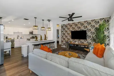 Image de Hidden Gem Oasis | Private Hot Tub, 10 to Beach, Dog Friendly