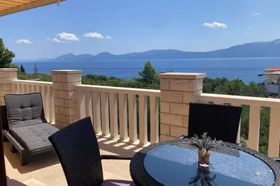 Image de Appartement de deux chambres avec la terrasse et la vue sur le mer Sucuraj, Hvar (A-22239-a)