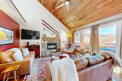 Image de Scenic, three-story townhome near all-season recreation with fireplace & grill