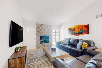 Image de Bellair townhome with golf course views, outdoor entertaining & fireplace