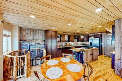 Image de Three-story mountain-view home with fireplaces, washer/dryer, Ac, dog-friendly!