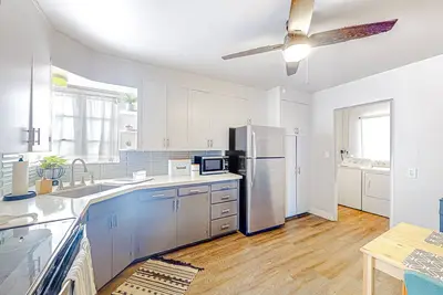 Image de Dog-friendly vacation rental with grassy yard, washer\/dryer, central Ac