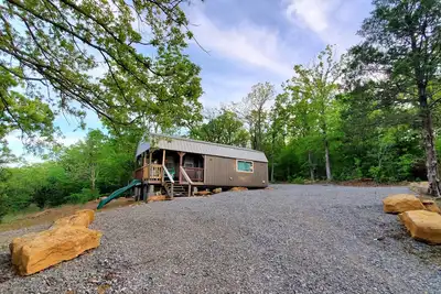 Image de Cozy tiny cabin nested in the trees in a lake community, peaceful countryside.