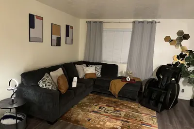 Image de 2 bedroom apartment with massage chair!