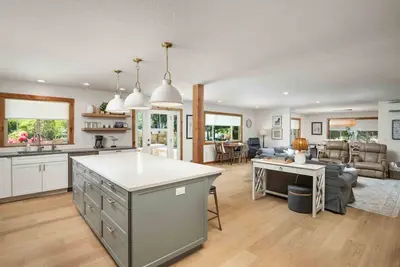 Image de Gorgeous Single Level Coastal Escape, Hot Tub, New Update, Ev charger, 1\/4 Mile to Beach