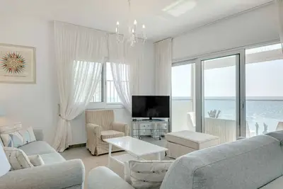 Image de Phaedrus Living: Beach Front Flat Kyma