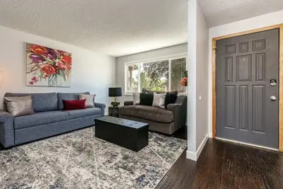 Image de #StayInMyDistrict Furnished Monthly Townhome