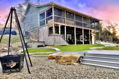 Image de 7 bdrm covered dock, hot tub, cwby pool, sleeps 24, “Mountain Oasis”