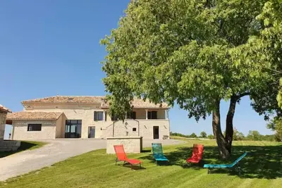Image de Maison en pierre situé au milieu des champs de blé