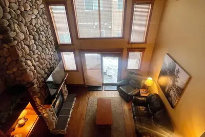 Image de Ski in Ski Out Cosy but Spacious Townhouse in TreeTops with private hot tub