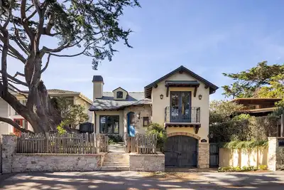 Image de Quintessential cottage located on Carmel Point near downtown Carmel and the beach