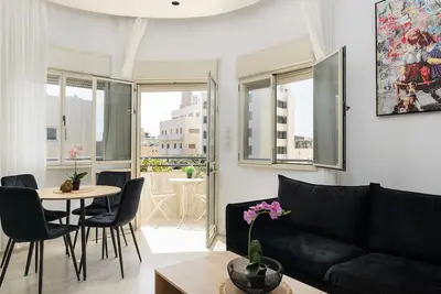 Image de Mamad Bauhaus 2br with Sea View & Balcony by FeelHome