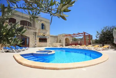 Image de Villa in central location. Family friendly villa with pool and garden.