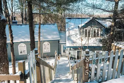 Image de Maison bord de Lac 1h de Mtl, Spa, Foyer, Babyfoot