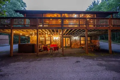 Image de Zen Den | Serene Views, Outdoor Living, Hot Tub + Pool Table!