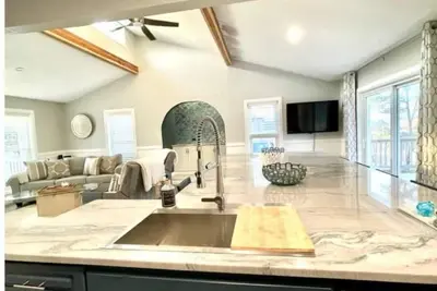 Image de Shore house made for socializing and family. Equally between the beach and bay!