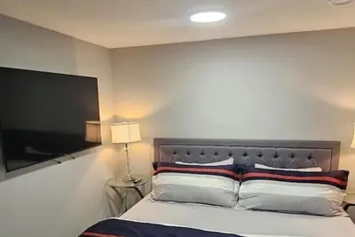 Image de Entire guest suite close to the Airport!